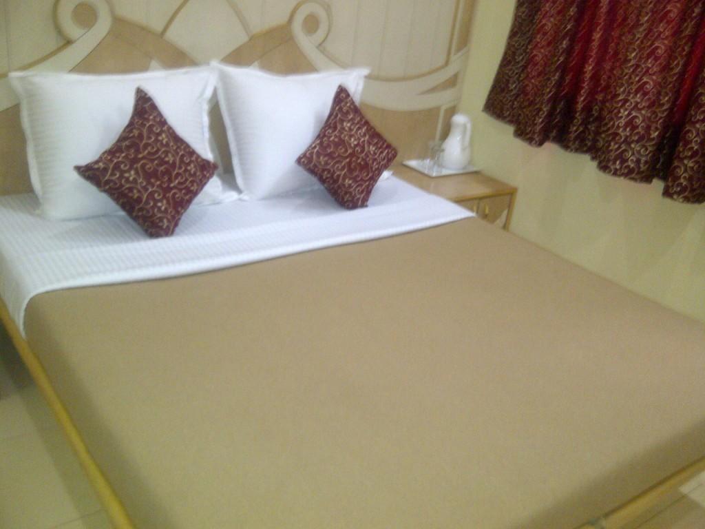 Om Sai Palace Hotel Púna Szoba fotó